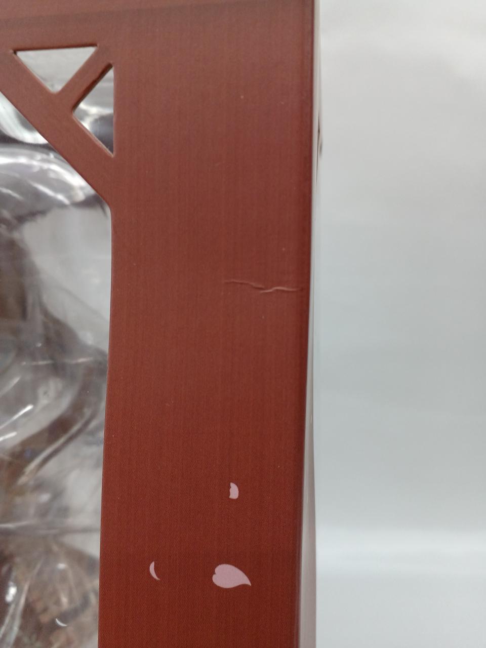 潰れた跡があります。