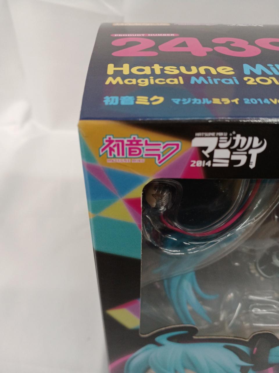 箱の角が折れてます。