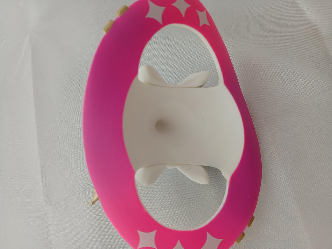 シミのような点の汚れがあります。