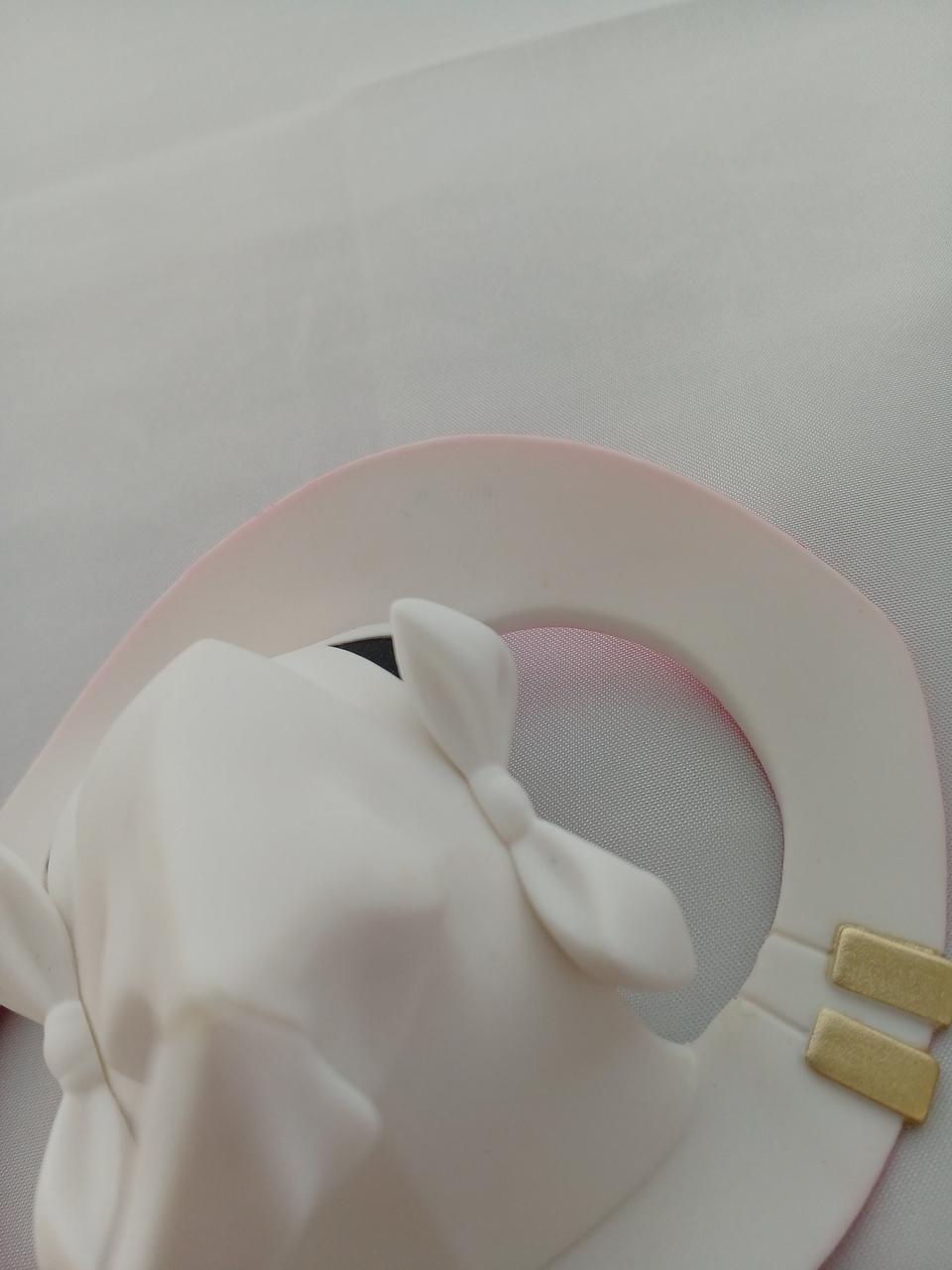 帽子のつばの部分が汚れています。