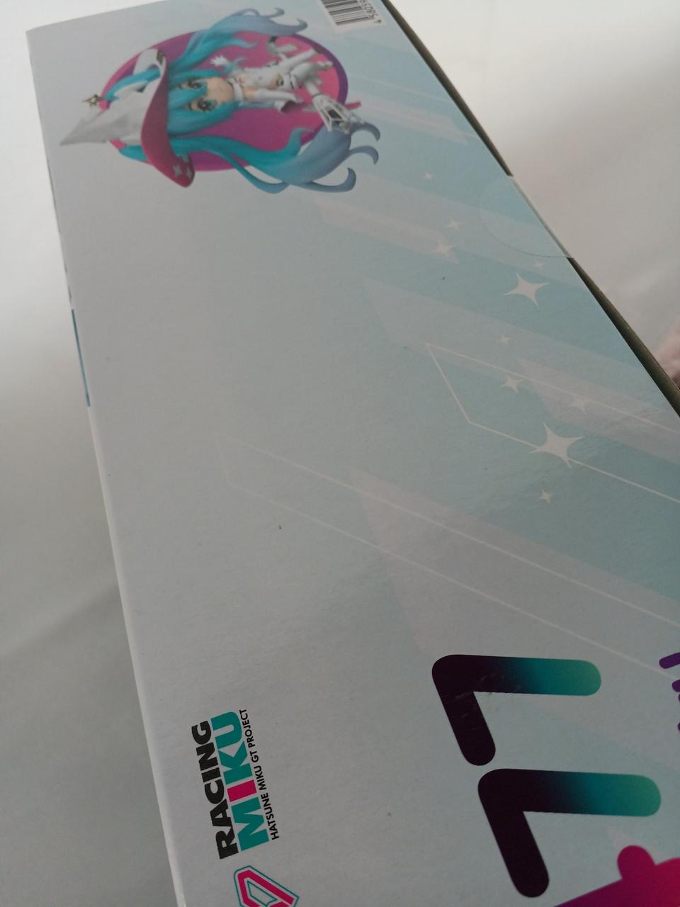 黒い点の汚れがあります。