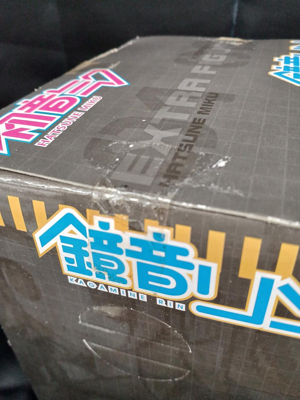 テープ剥がれ、汚れがあります。