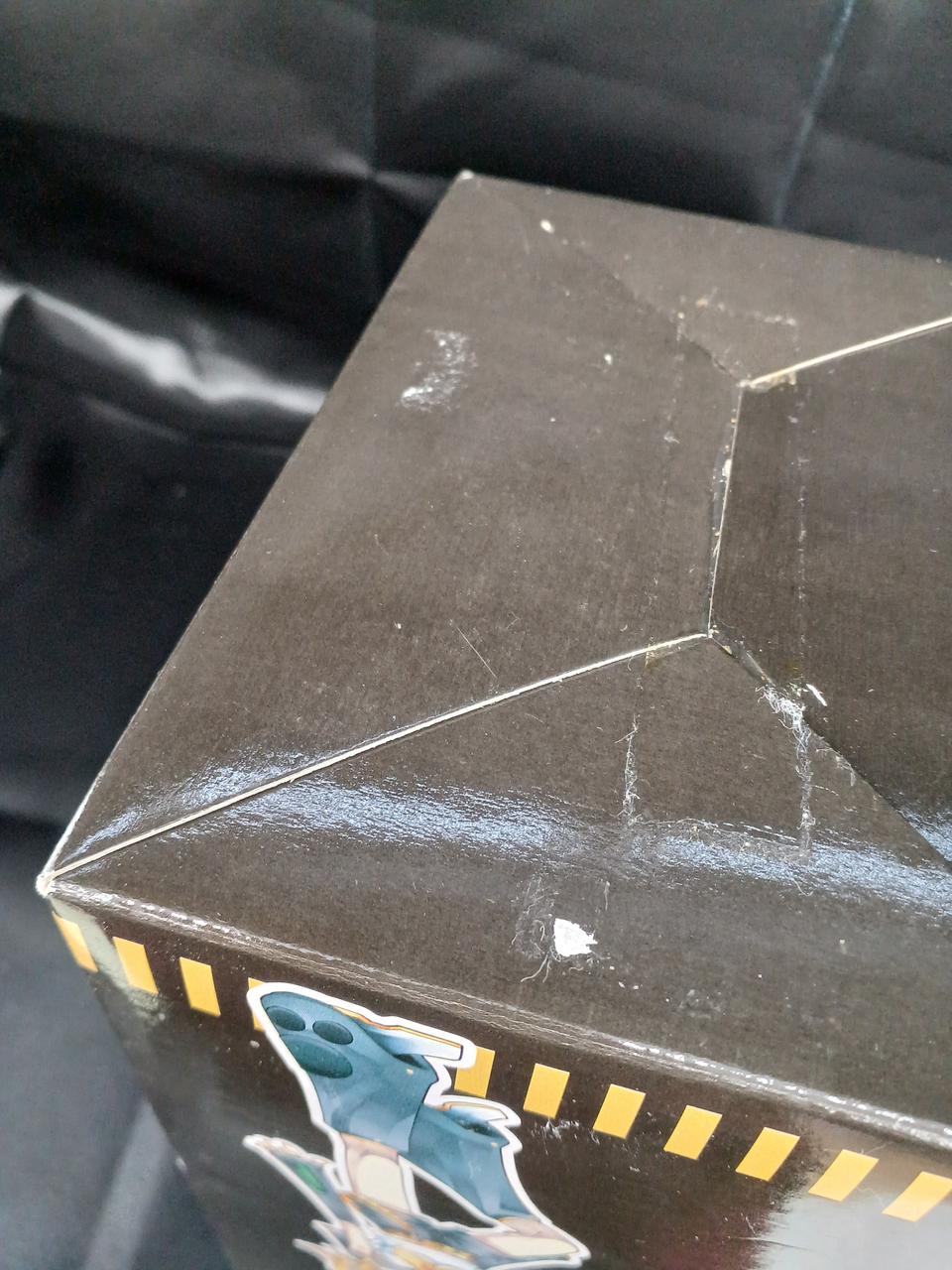 白く擦れた跡があります。