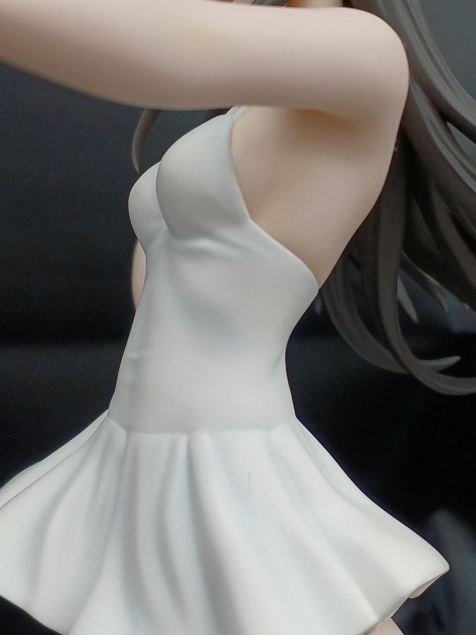 胸元横の水着に黒い線があります。