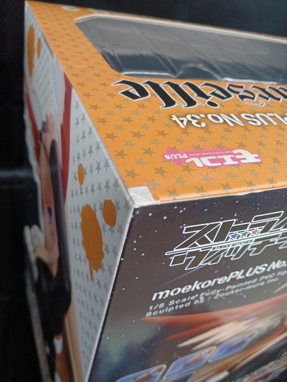 角がめくれています。