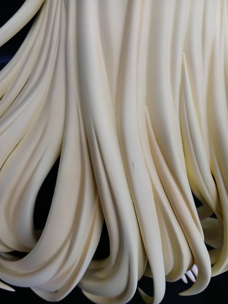 髪の毛に黒い汚れがあります。