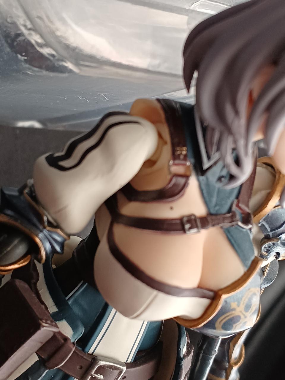 胸元に汚れがあります。