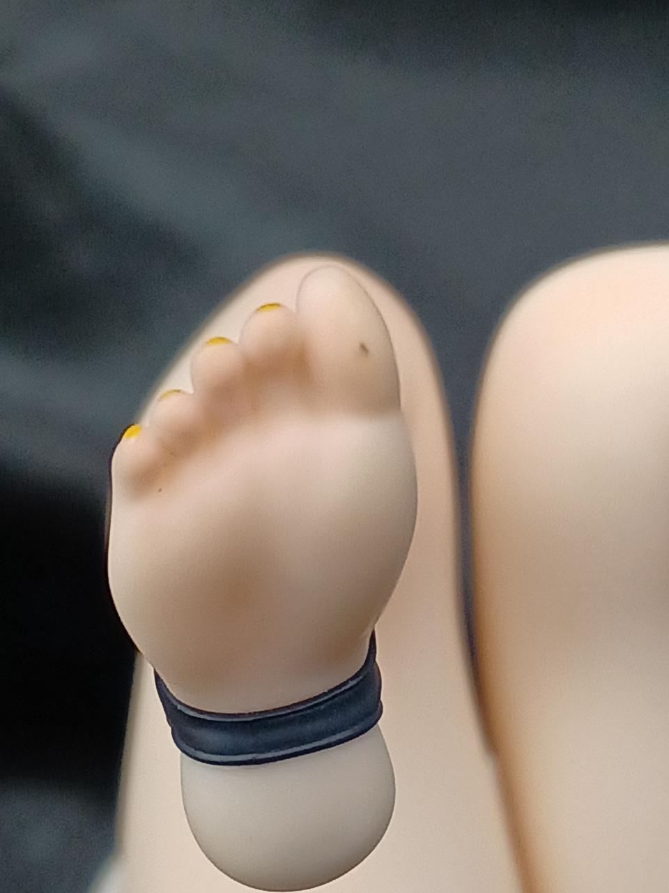 親指の所に黒い汚れがあります。