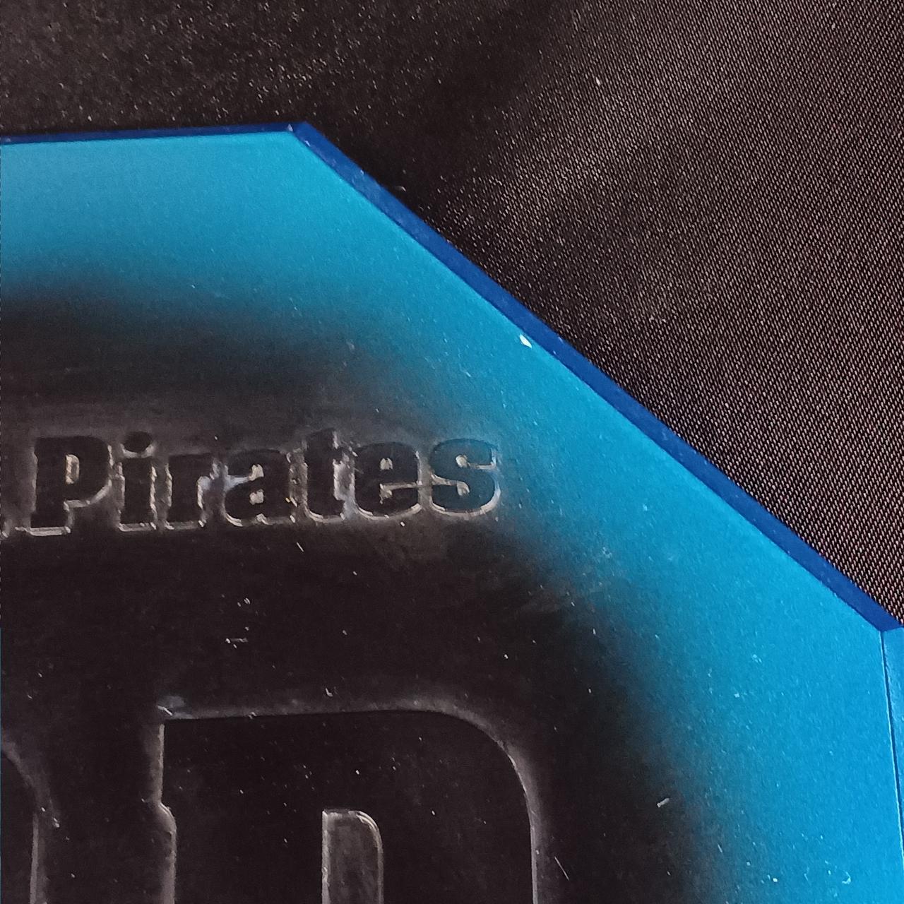 台座にキズあり