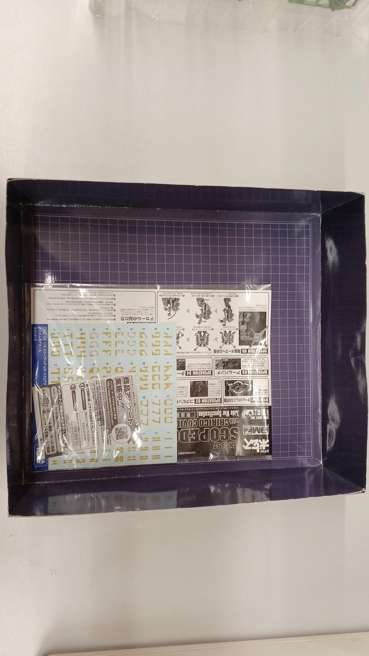 箱に少しダメージがあります。