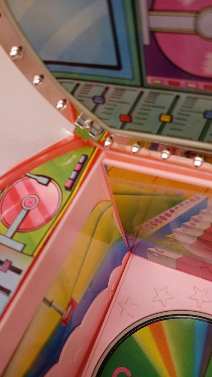 シールの浮きが見られます