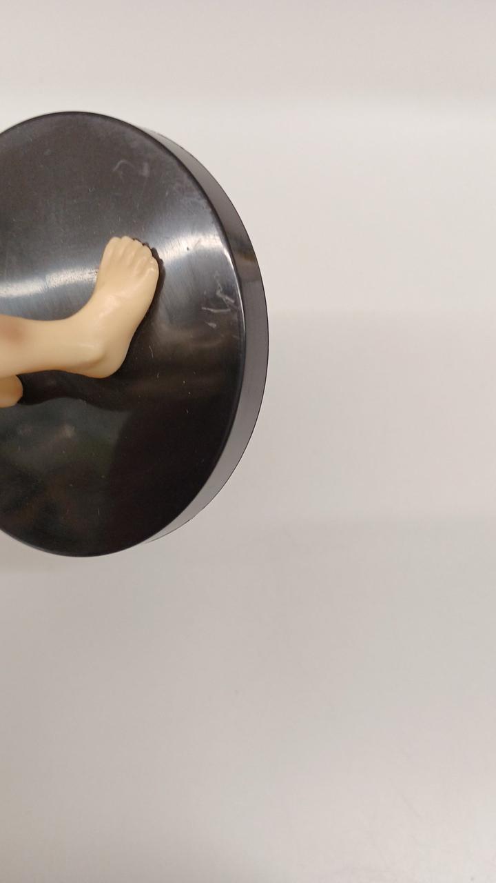 台座にキズあります