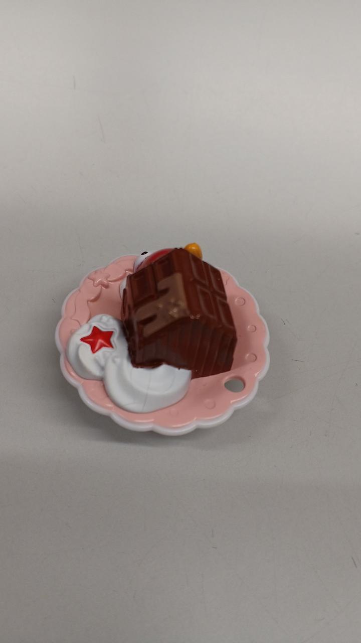 クリーム部分に塗装のひび割れあり