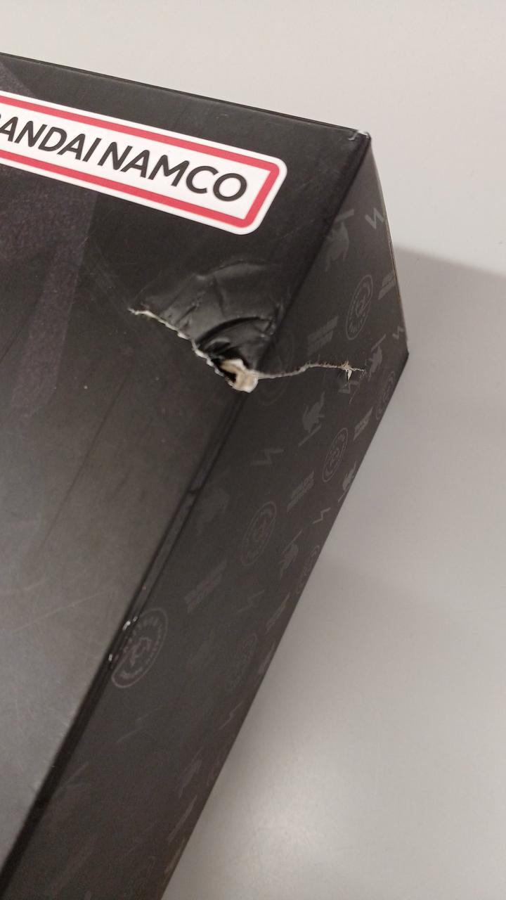 箱正面右上、大きなダメージ