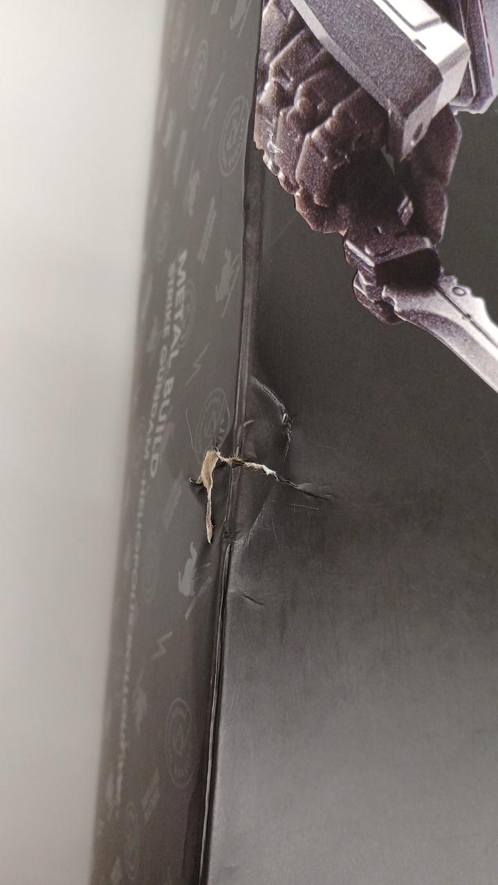 箱裏面左側大きなダメージ