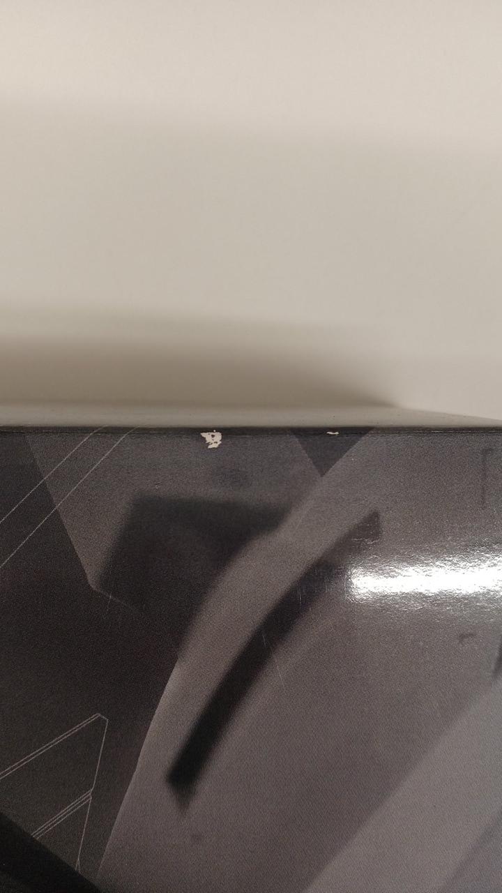 箱正面右上欠けのようなダメージ