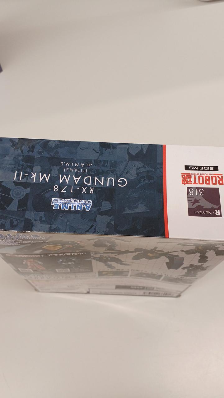 少し箱裏反ってます