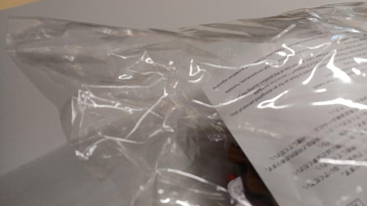 半分程度剥がれてますが、未開封です