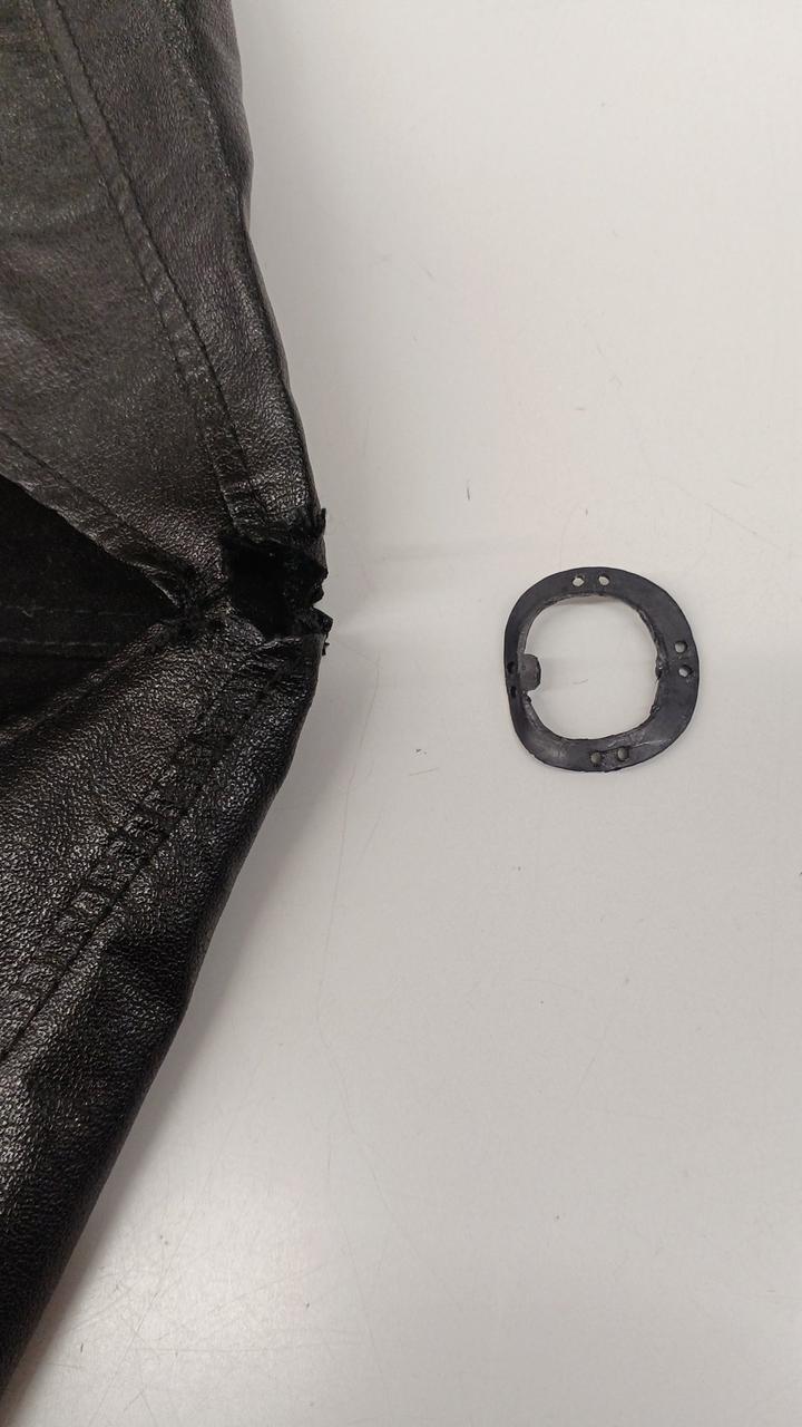 マント片方首もと破損あり