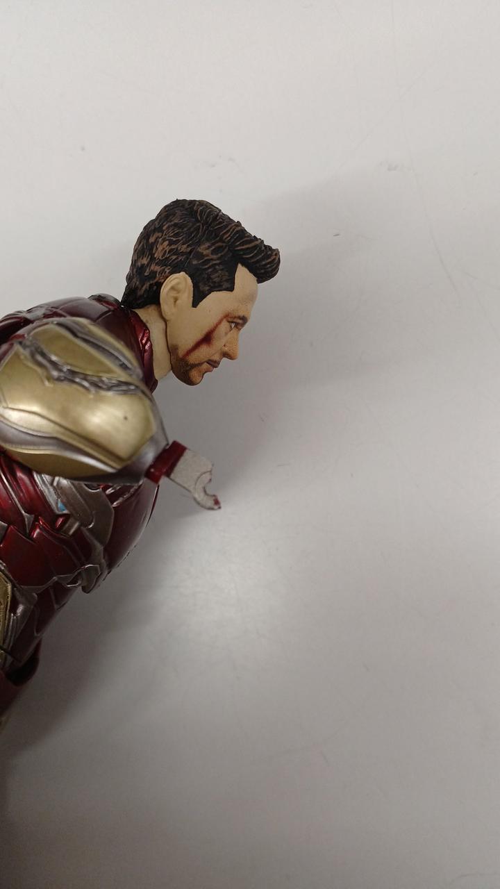 右腕を保持するパーツ折れてます