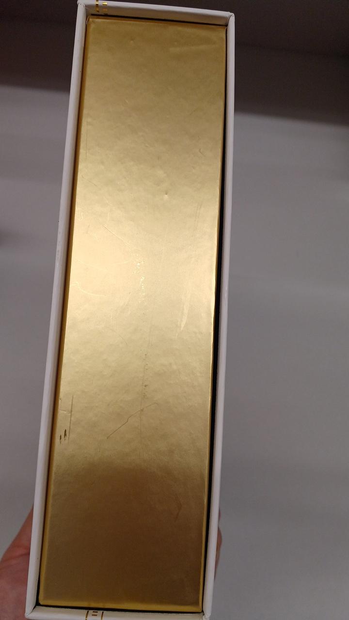 箱にキズあり