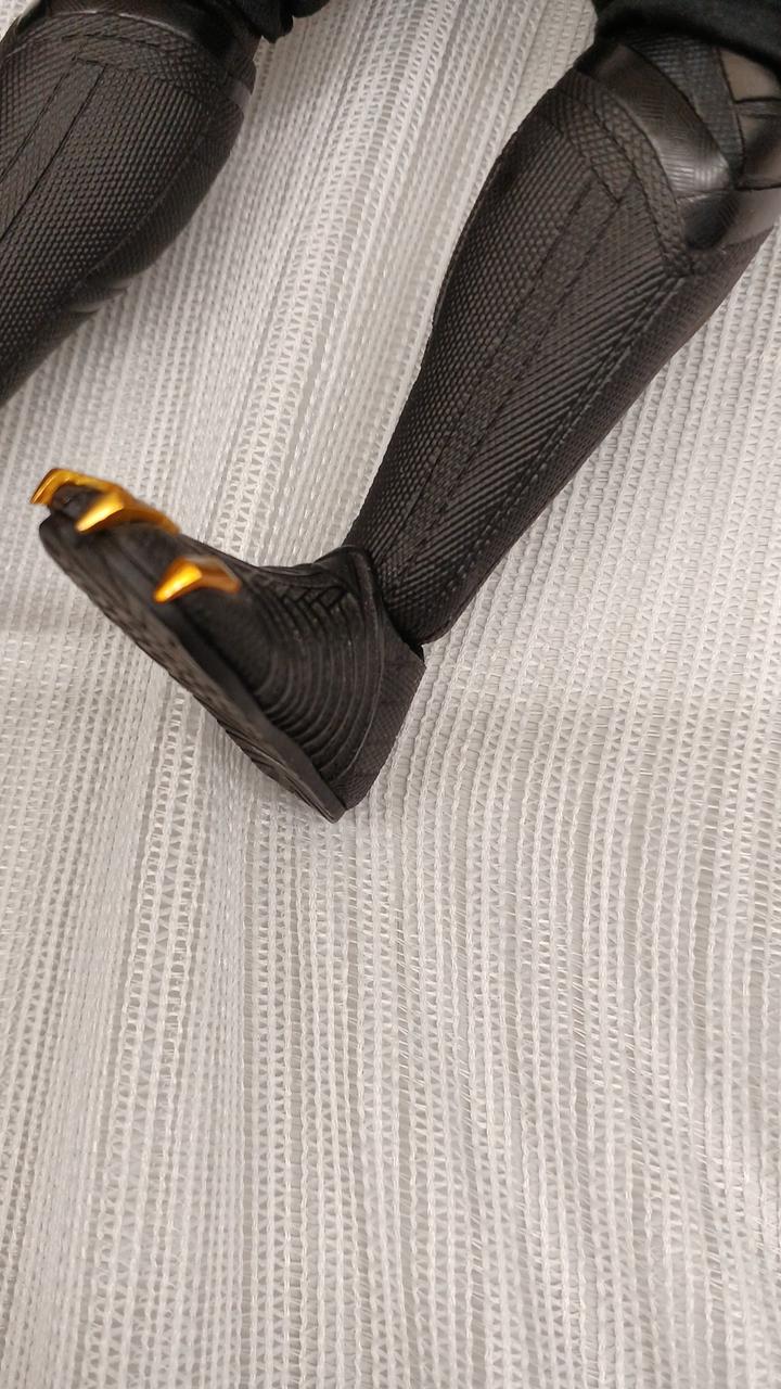 左足の間接が緩いため立ちにくいです