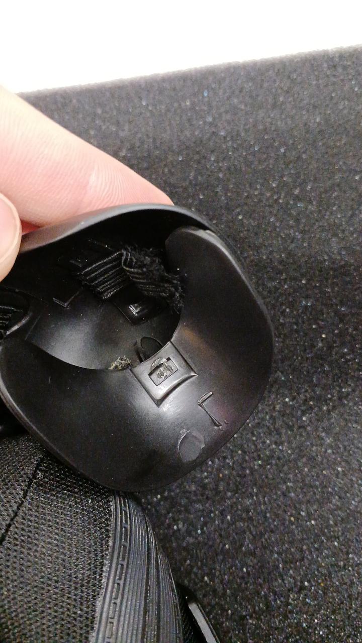 左肩アーマーのゴム切れてます