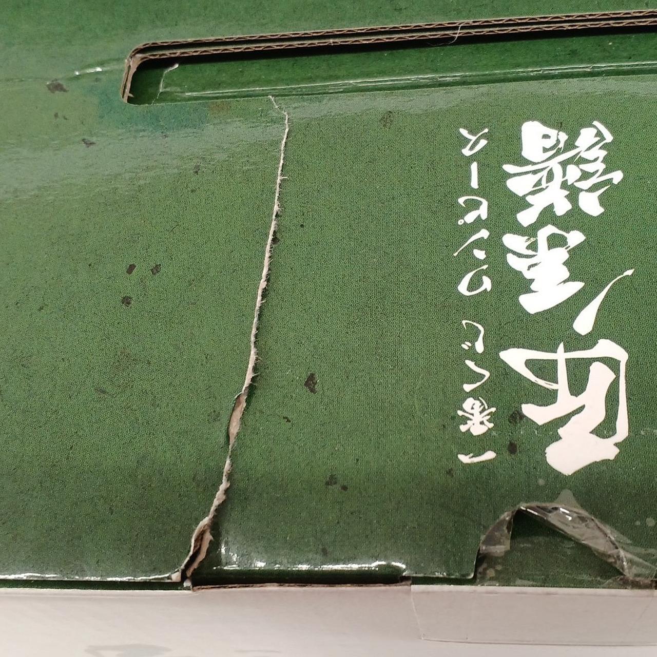 箱の上側に破れあります
