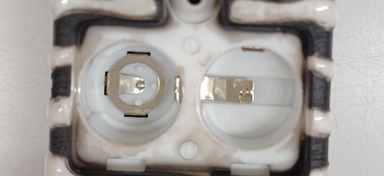 分かりにくいですがかすかな液漏れ跡あり