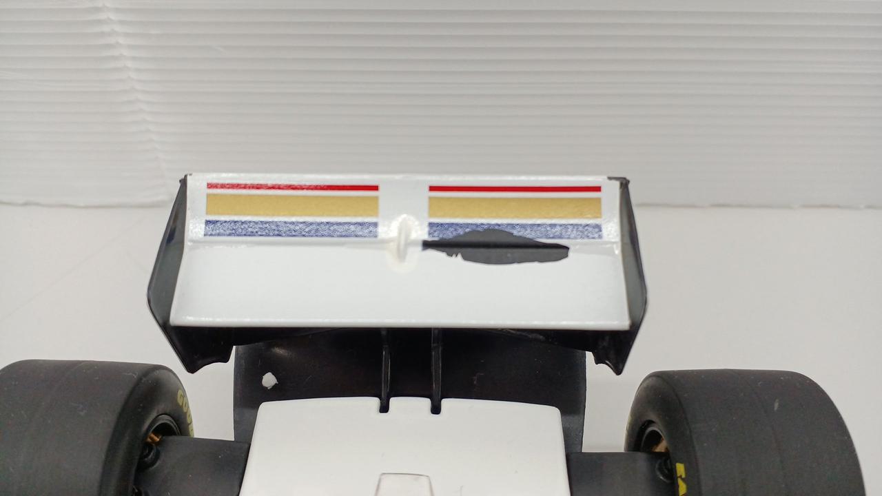 リアウイング剥がれ有り