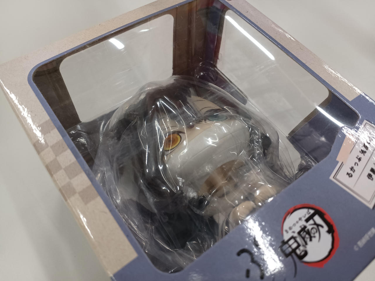 正面真ん中に擦り傷あり