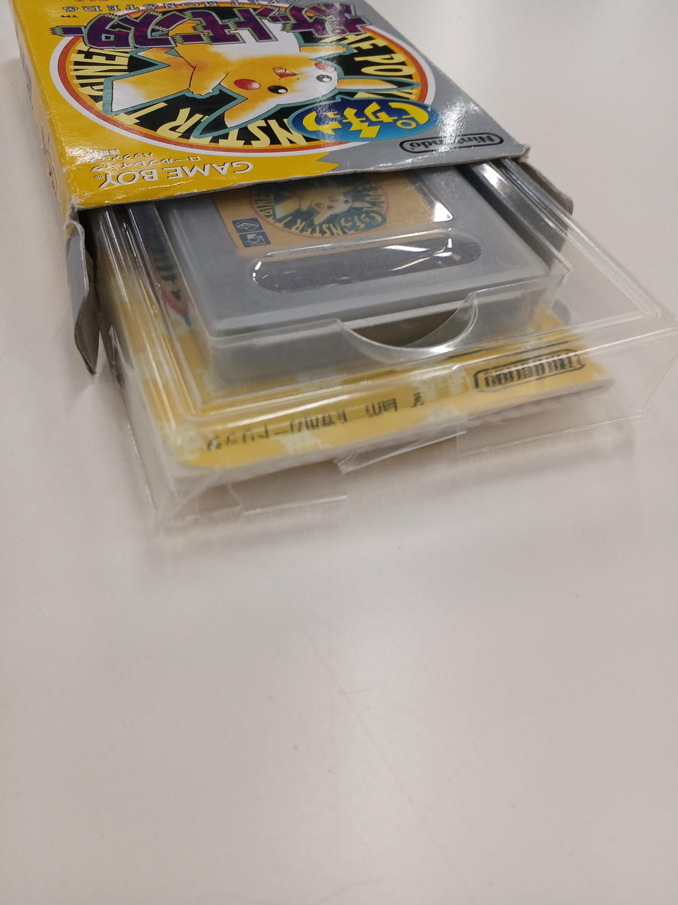プラスチックひび割れあり。