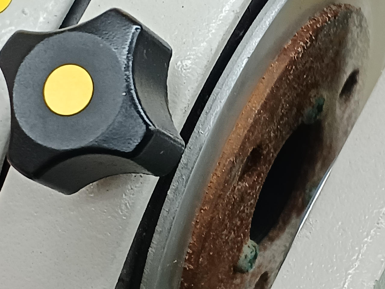 本体下部(台との間)サビています