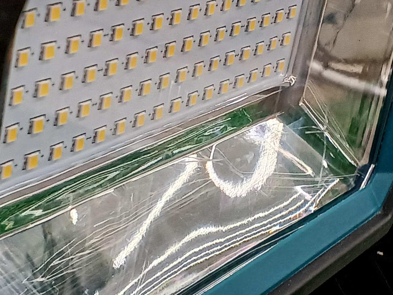 前面にキズあります