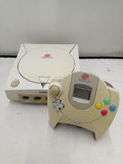 レトロなセガのゲーム機とアクセサリーのコレクション A selection of products from the current release with HIDDEN