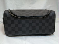 ダミエグラフィット トワレ ポーチ|LOUIS VUITTON