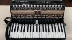 アコーディオン|TOMBO