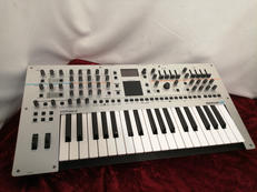 シンセサイザー|ROLAND