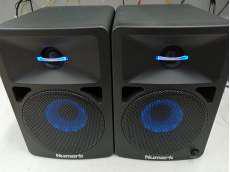 中古品Numark N-WAVE580L パワードスピーカー　モニタースピーカー Amazon | Numark アンプ内蔵 DJモニタースピーカー LEDの光が