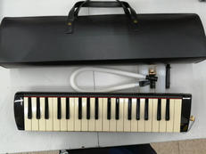 高級感のあるハーモニカです|SUZUKI