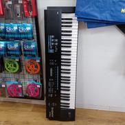 シンセサイザー|ROLAND