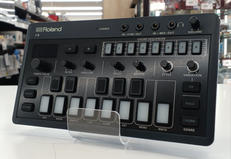 シンセサイザー|ROLAND