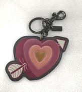 キーホルダー（ハートの矢）|COACH