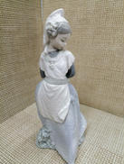 花束を持つ少女|NAO