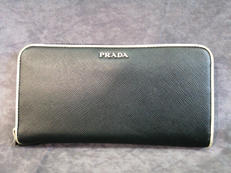 ラウンドファスナー長財布|PRADA