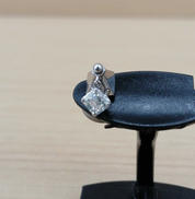 K18WGK14WG軸ピンブローチ|透明石付 .5 1刻印