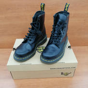 ホールブーツ|DR. MARTENS