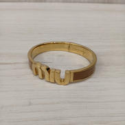 エナメルメタル ロゴバングル|MIUMIU