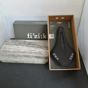 サドル|FIZIK