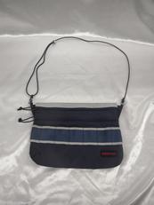 サコッシュ|BRIEFING